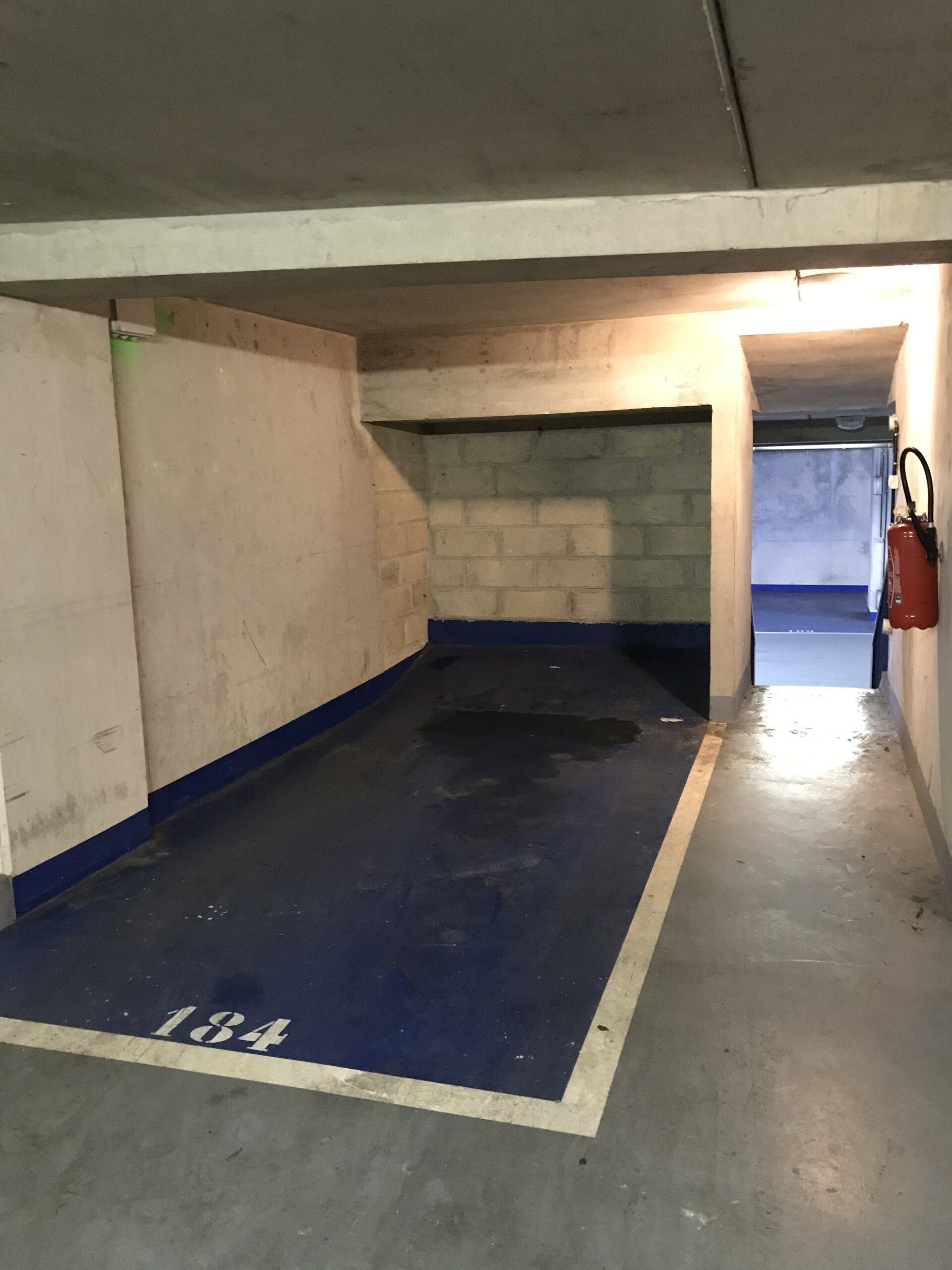 Posto auto di Pierre - parcheggio vicino al cimitero di Père Lachaise, Parigi