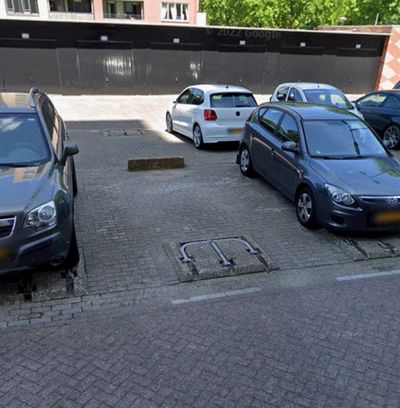 Privéparkeerplaats aan de Wittgensteinlaan, nabij metrostation Heemstedestraat