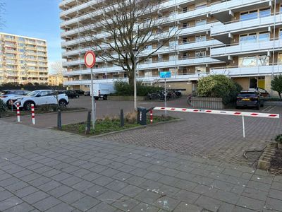 {"de":"Alexanders Parkplatz - Parken in der N\u00e4he des Den Haag Zentrums, Binnenhof","en":"Alexander's Parking Spot - parking close to Den Haag Centrum, Binnenhof","es":"Parking de Alexander - parking cerca del centro de Den Haag, Binnenhof","fr":"Parking d'Alexander - parking pr\u00e8s du centre de La Haye, Binnenhof","it":"Posto auto di Alexander - parcheggio vicino al centro di Den Haag, Binnenhof","nl":"Parkeerplaats van Alexander - parkeren dicht bij Den Haag Centrum, Binnenhof"}