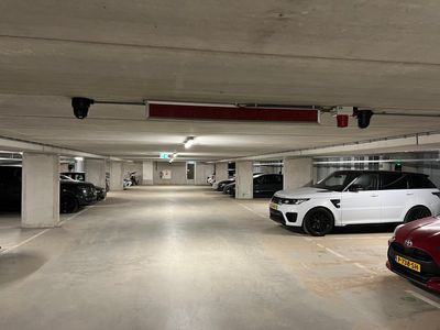Sicheres Parkhaus nahe der U-Bahn-Station Wibautstraat