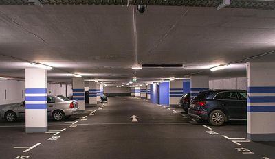Parking at Leonardo Hotel Vienna Schönbrunn – Längenfeldgasse U4/U6