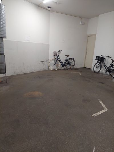 Etsuko's Parking Spot – Parkplatz in der Nähe des Dam-Platzes, Amsterdam-Centrum