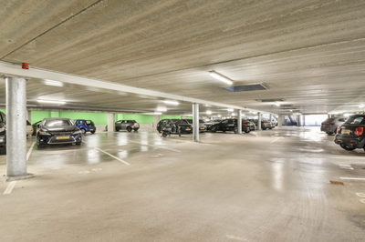 Privé indoor parkeerplaats voor één voertuig aan de Loosduinenstraat, Amsterdam