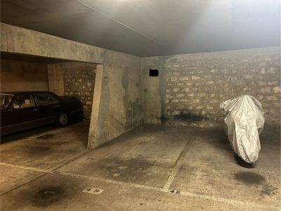 Estacionamiento de Amilcar - Parking cerca del Canal Saint-Martin en París