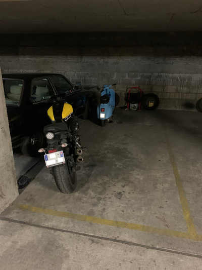 El lugar de estacionamiento de motocicletas de Antoine - Cerca de Barbès París