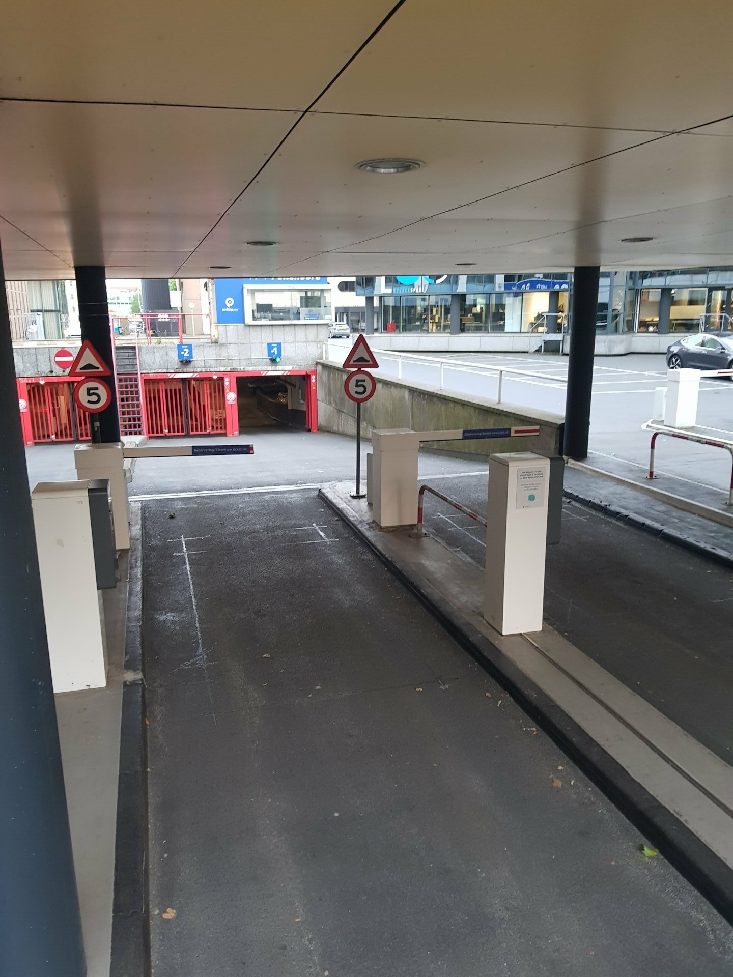 Il parcheggio di Akshay - parcheggio vicino alla stazione centrale di Eindhoven, al principale quartiere dello shopping e ad Oud-Woensel