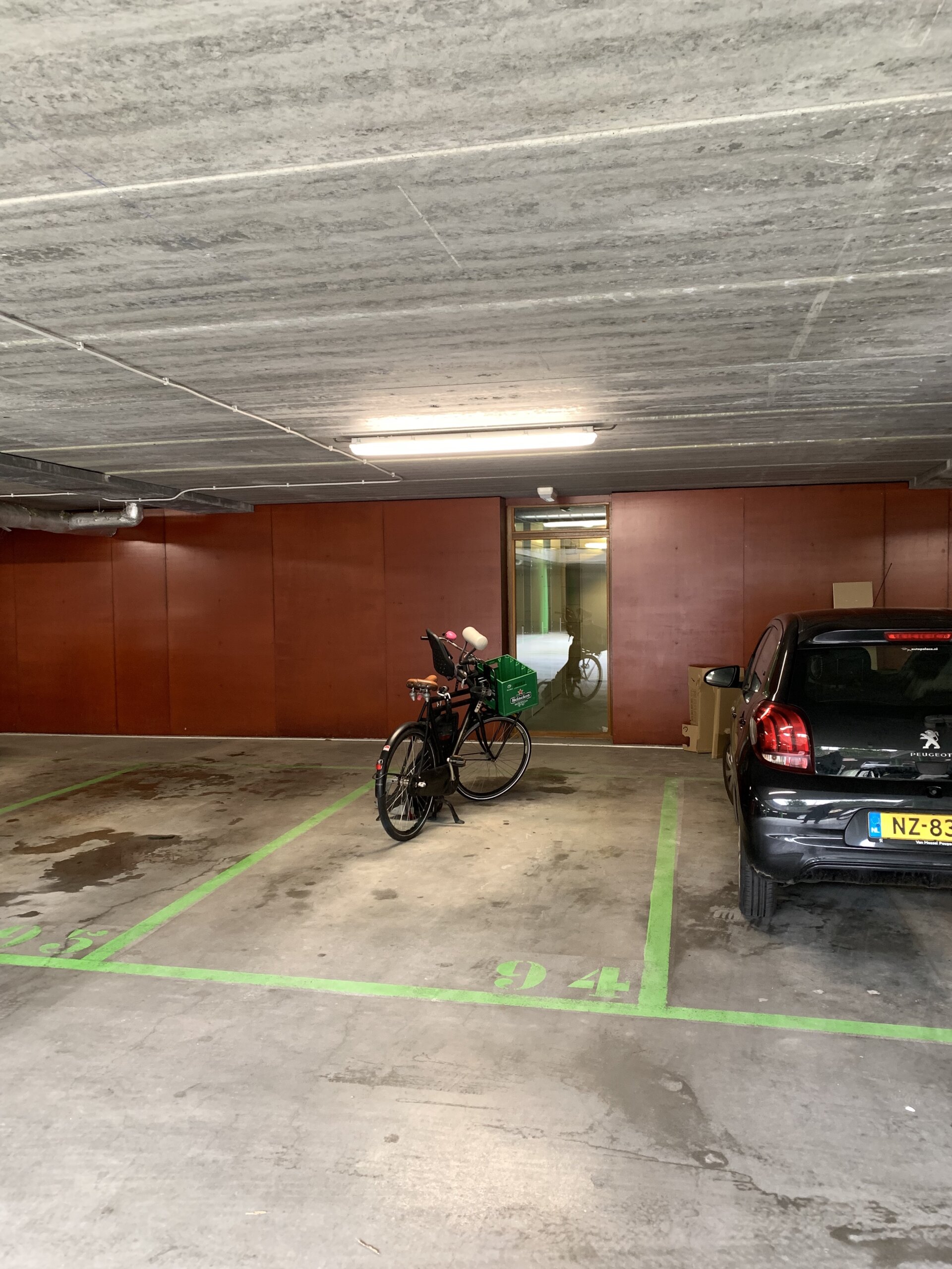 Mariam's parkeerplaats - parkeren dichtbij de ferry naar het stadscentrum, Amsterdam Noord