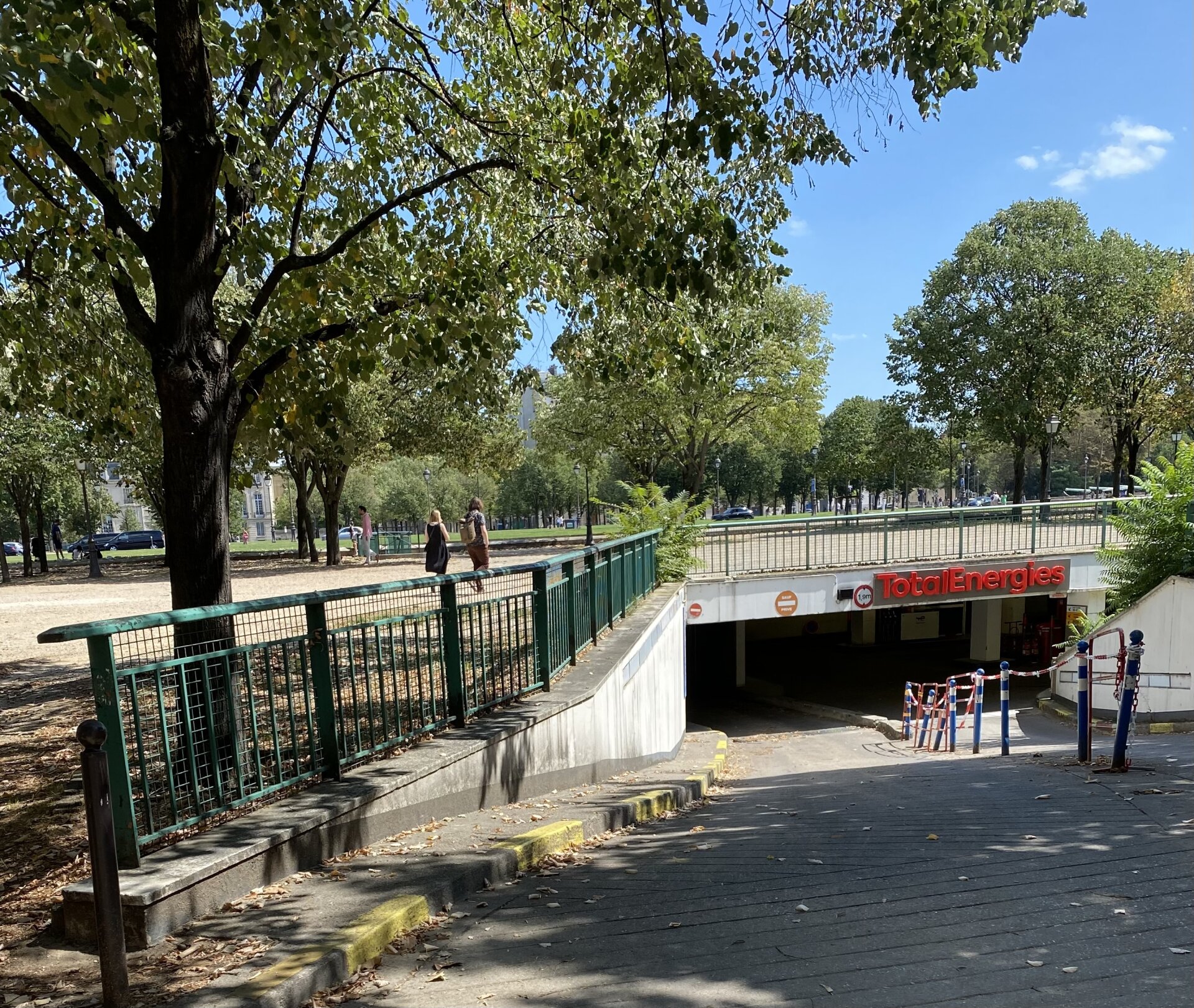 SEB's Parking Spot - parking close to Hôtel des Invalides
